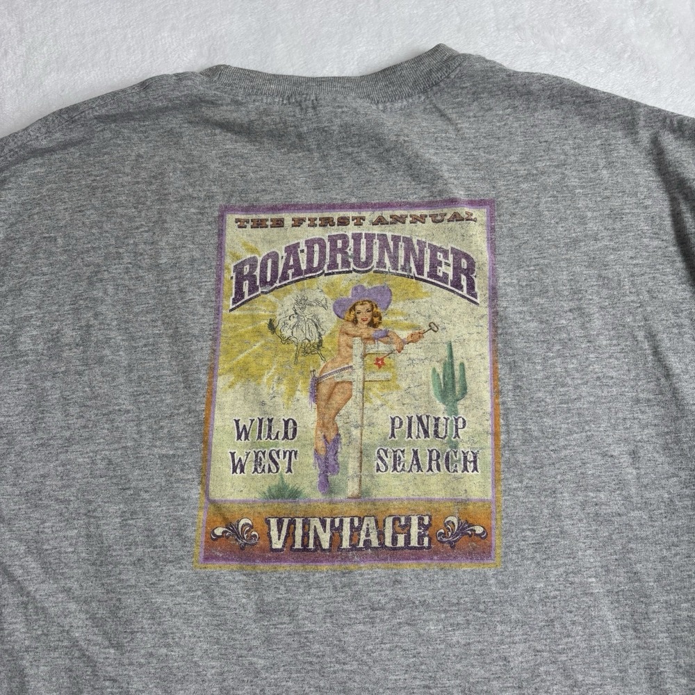 Y2K AAA Roadrunner Wild West Pinup Search Grey Short Sleeve Graphic Shirt Mens L